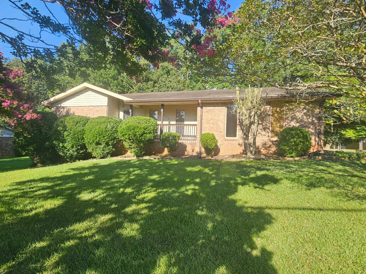 GORGEOUS BRICK RANCH HOME / PARTIAL FINISHED BASEMENT / GREAT LOCATION