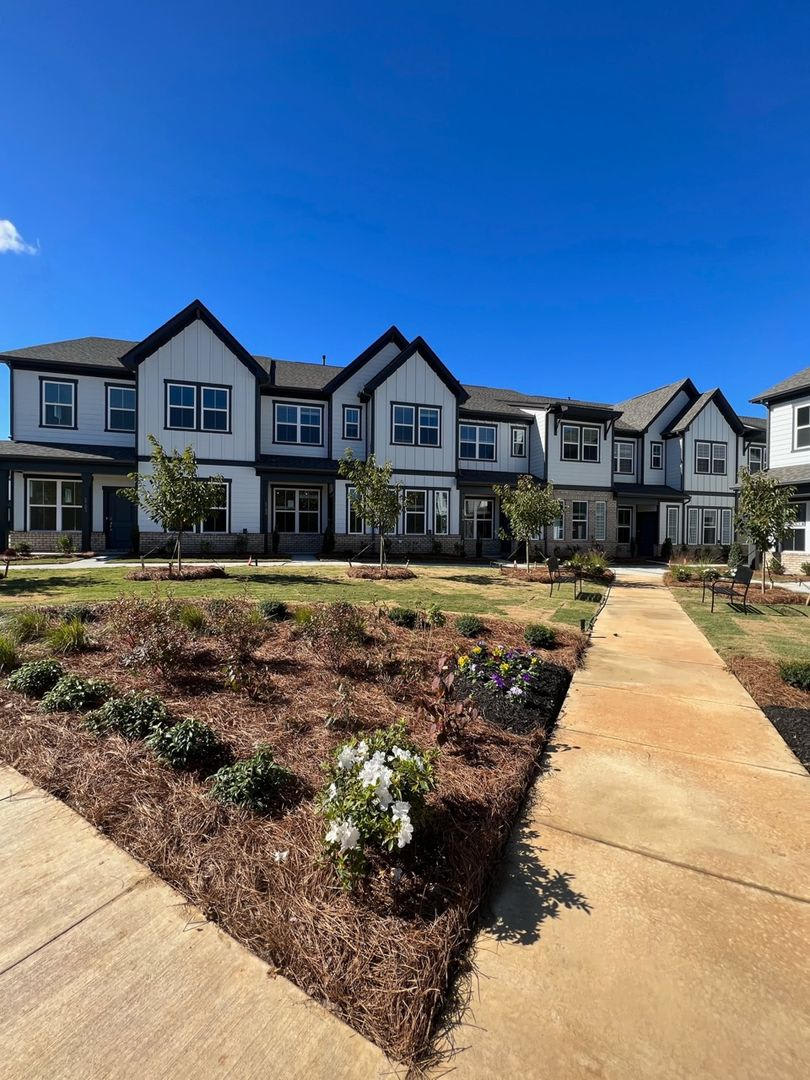 Room in 4 Bedroom Home at Rivulet Wy