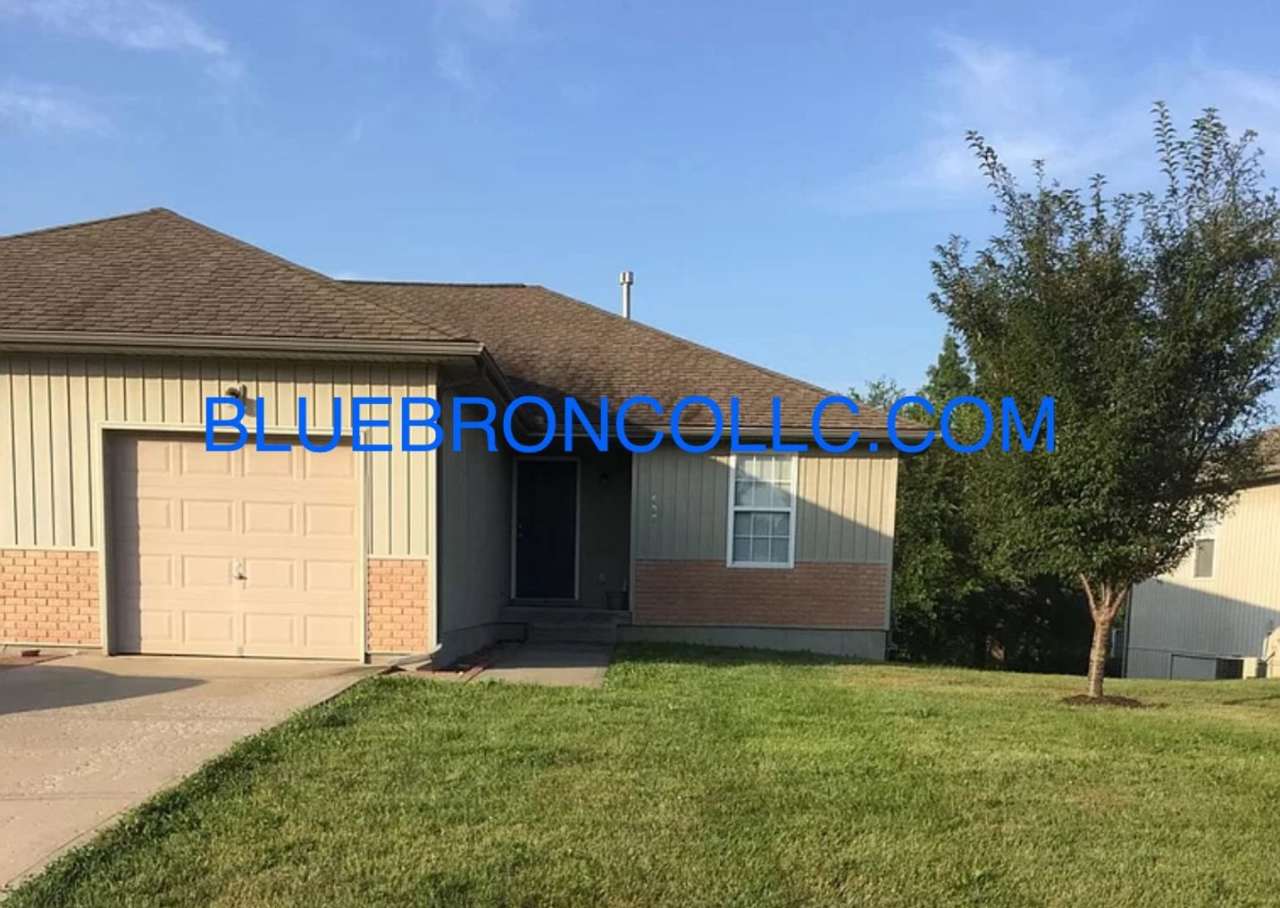 Georgous duplex in Raymore with a lot to offer!