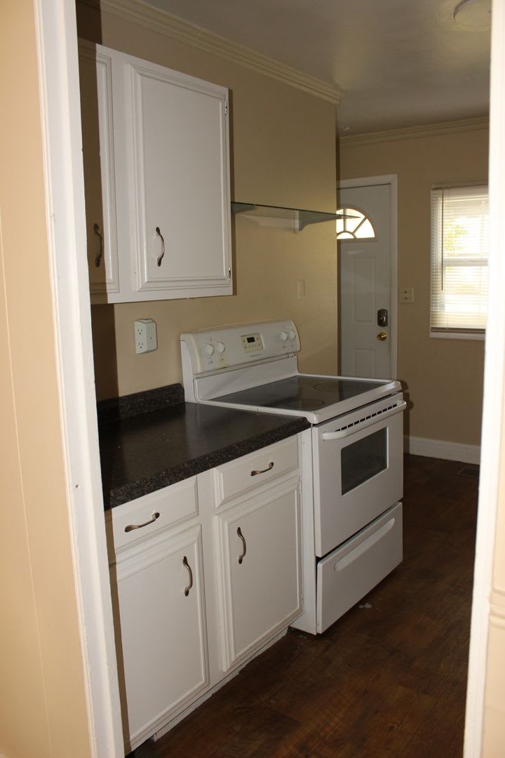 PRELEASING for AUGUST! Close to Campus: Fenced Yard, Garage, and In-Unit Washer and Dryer