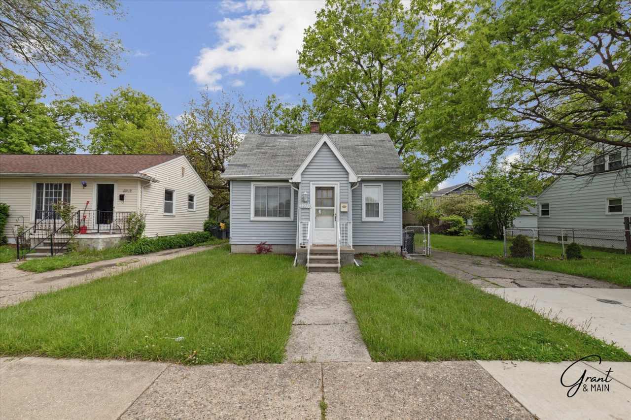 Two Bedroom Home in St Clair Shores - $1,200