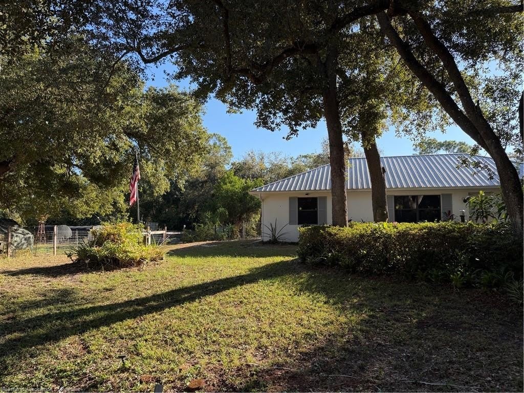 905 Larkspur Street E