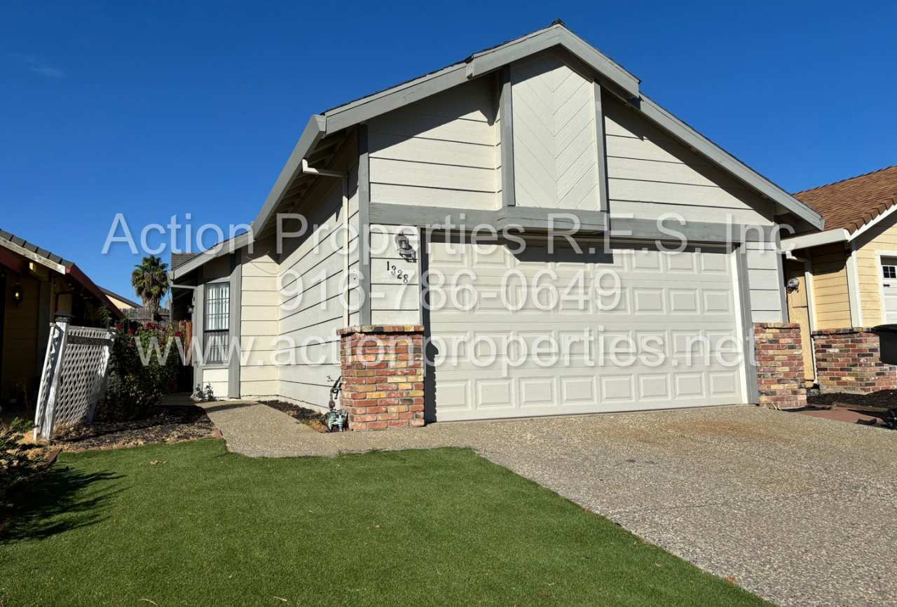 Cozy 3 Bed, 2 Bath - Single Story - New Paint - Large Garage - Close to Shopping, Schools and Parks!