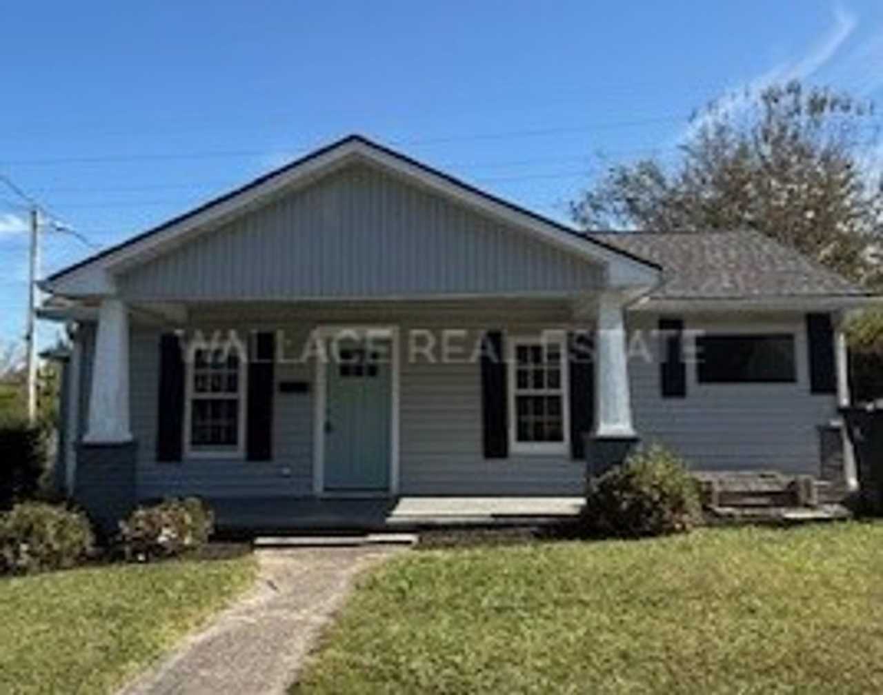 SUPER CUTE CRAFTSMAN HOME...2 BEDROOM/2 BATH IN FOUNTAIN CITY!!