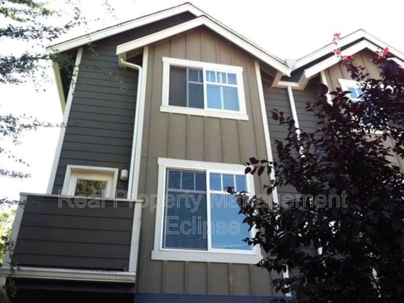 5260 Brooklyn Ave NE