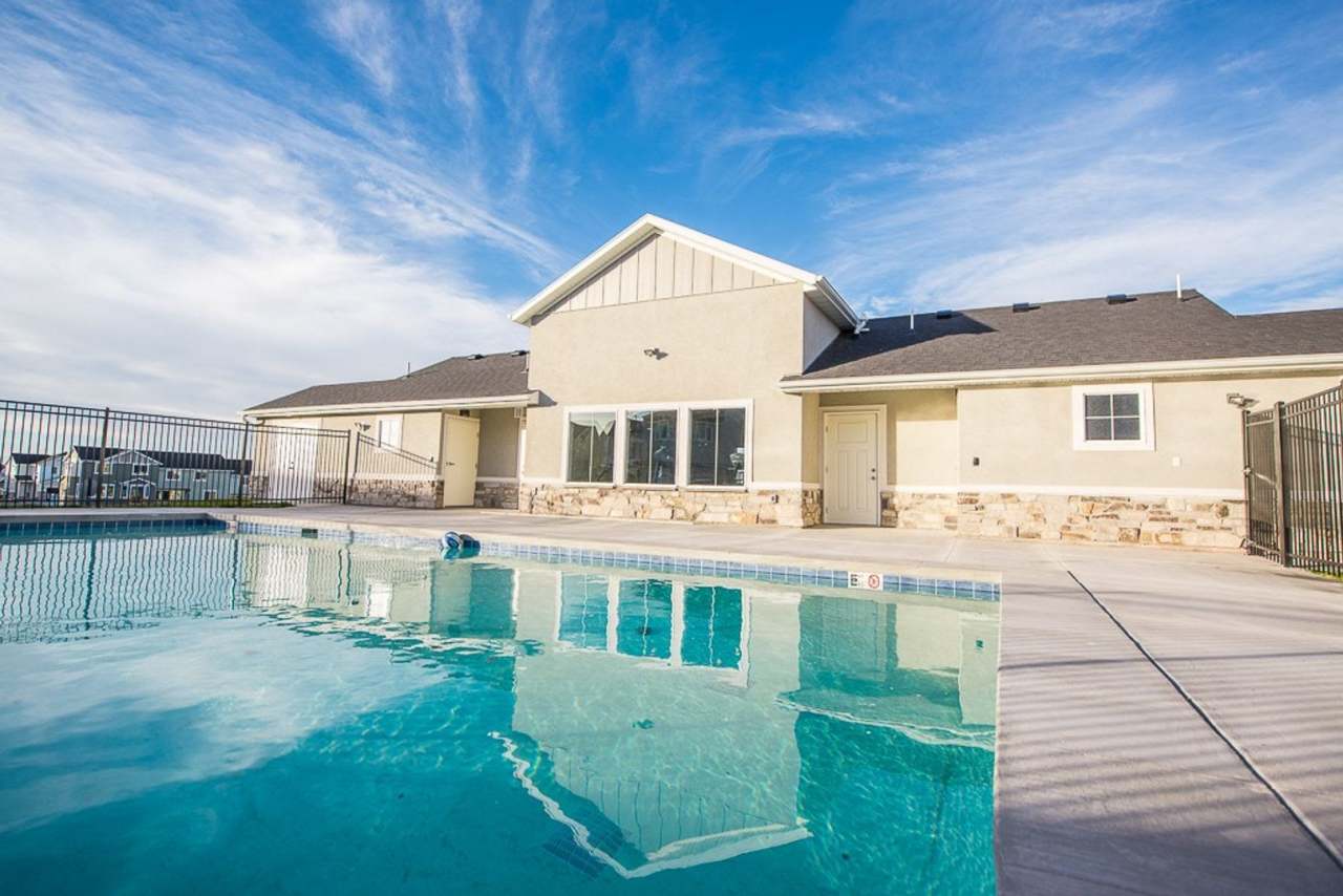 Beautiful 2-Story Townhomes in The Overlook in Herriman. Excellent Location and Amenities!