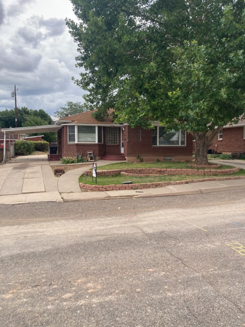 Move-In Bonus - 2 bed, 1 bath Basement Apartment in Vintage Home