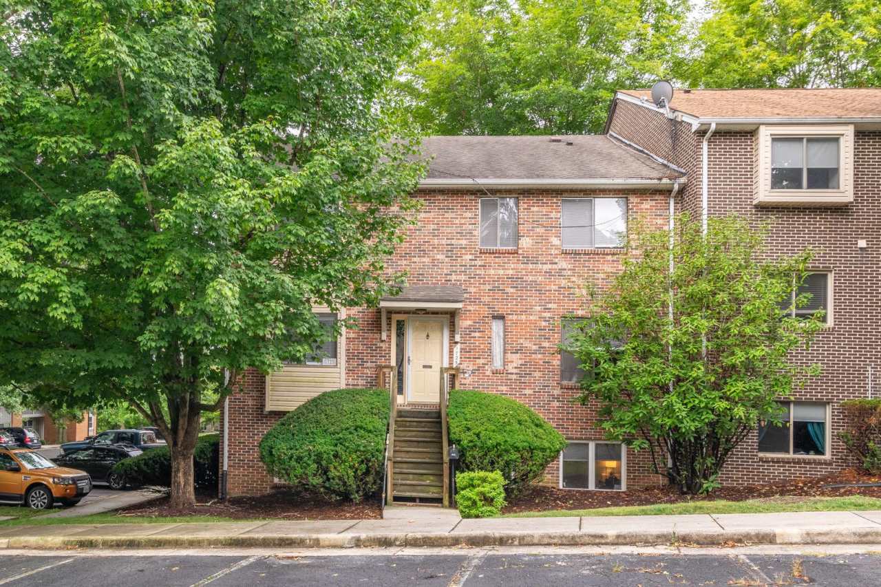 3 Bed/2 Bath Pet Friendly Bus Route. Parking.