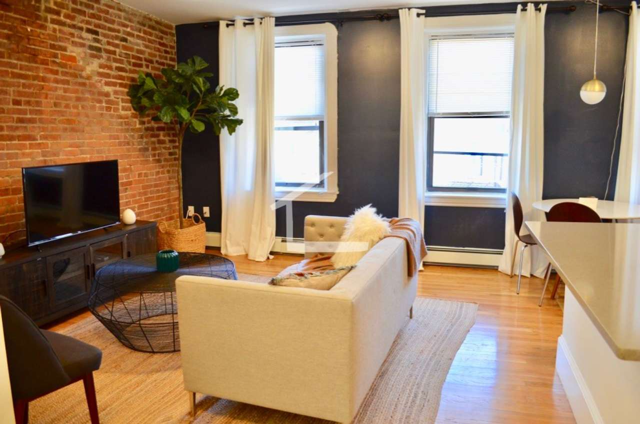 BEAUTIFUL SOUTH END 2 BED W/PRIVATE ROOF TOP DECK!!!