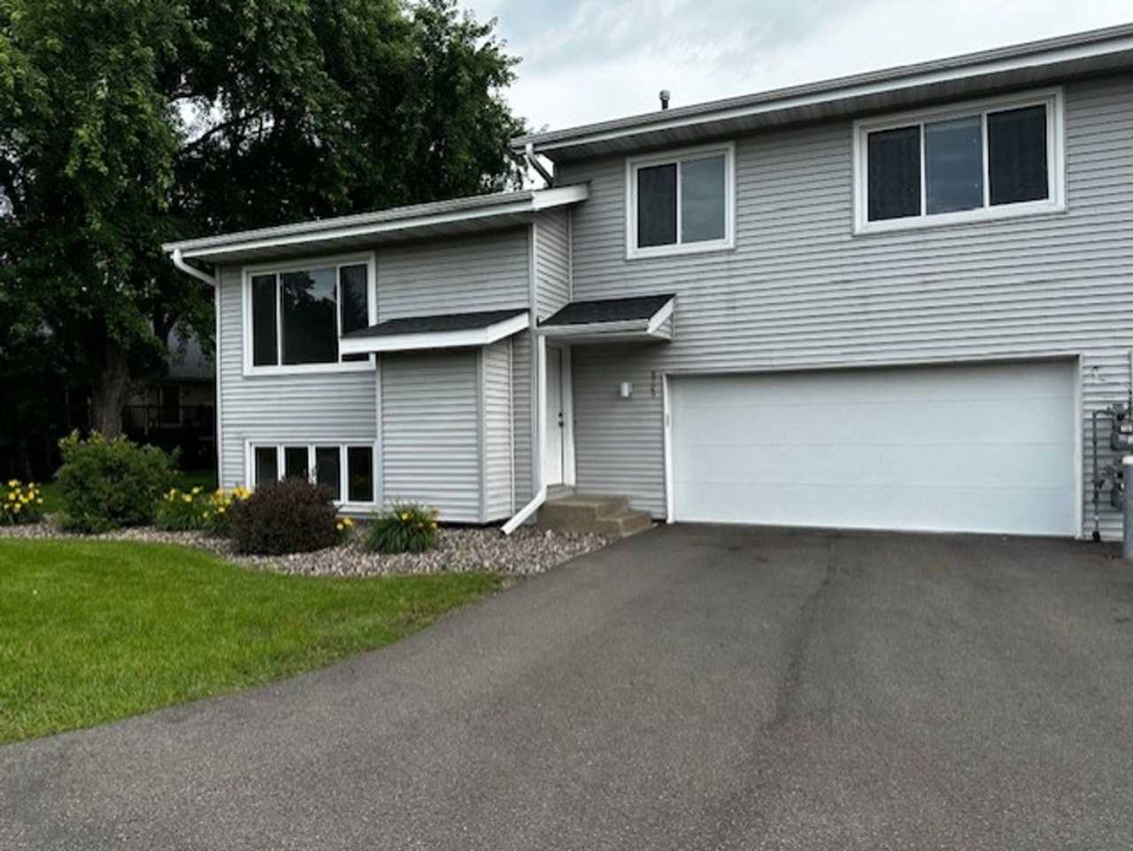 End unit townhome in Lakeville *3Bed*2bath Available 9/1