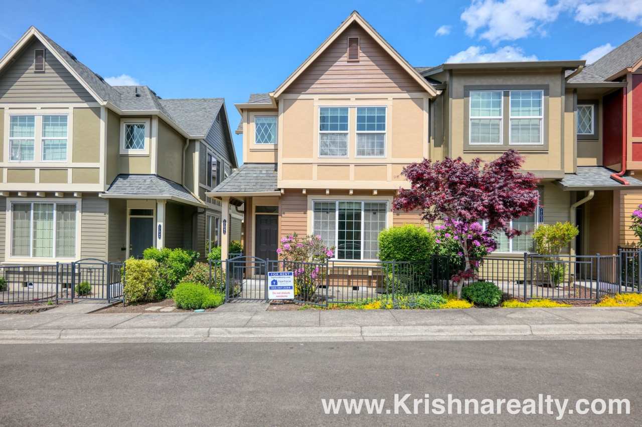 Lovely 3 BD* 2.5 Arbor Station Townhome Available! *Close by Nike  Max*Free WIFI*Dbl.Garage!