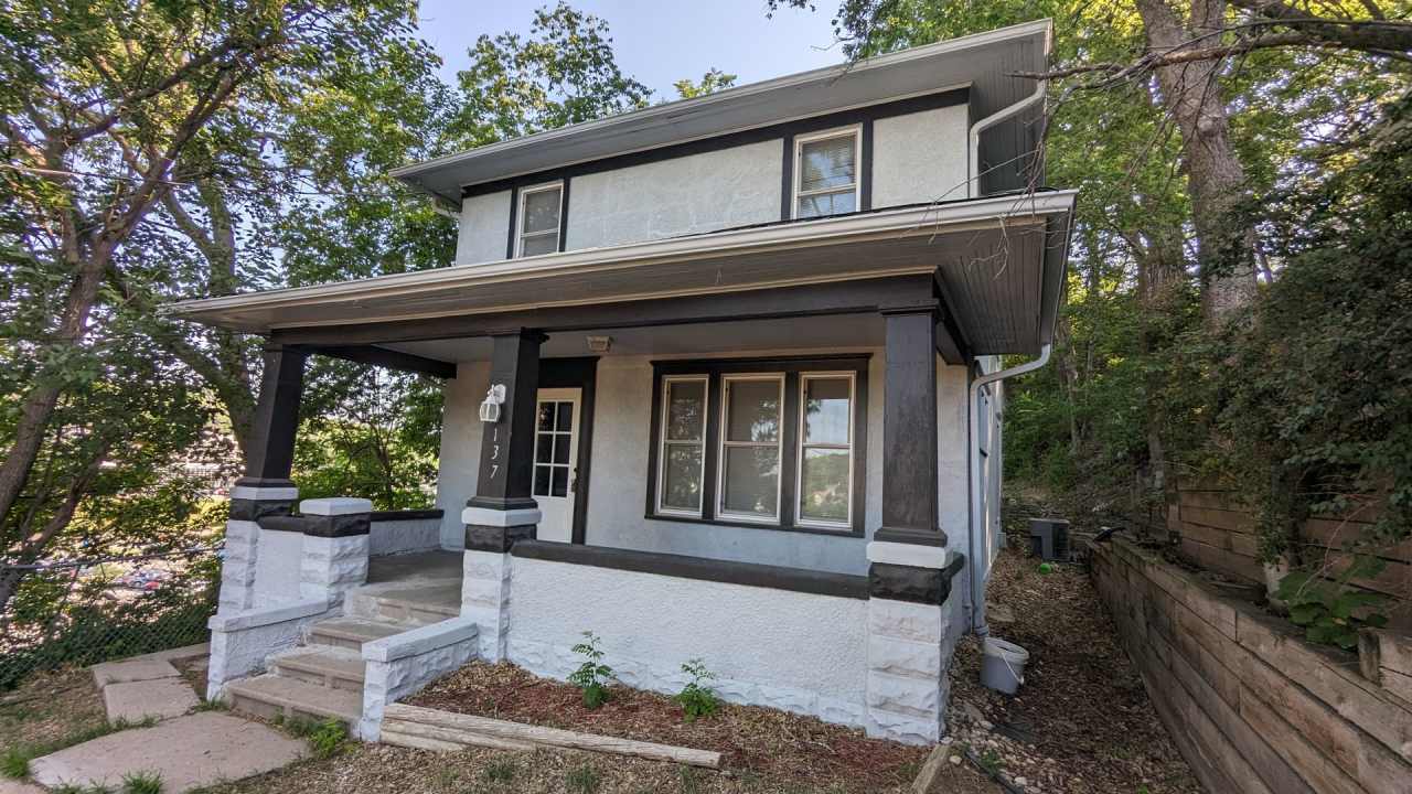 East End home near hospital, restaurants, grocery