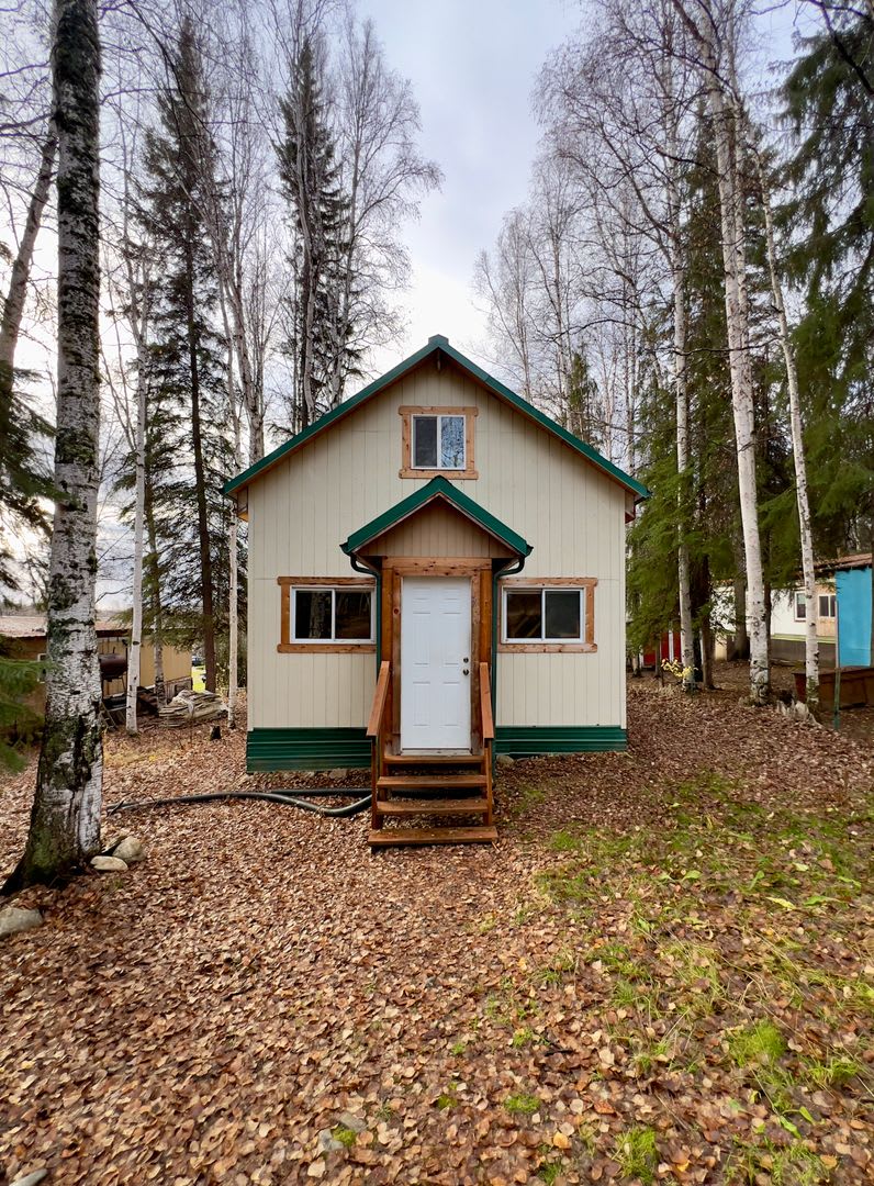 Cozy 1-Bedroom Loft Home with Office  Covered Deck/Sorry no pets