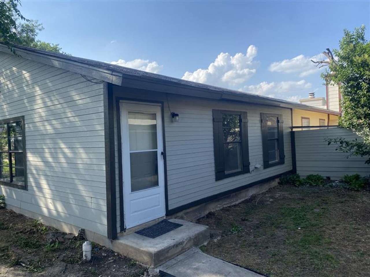 2/1 duplex with covered parking