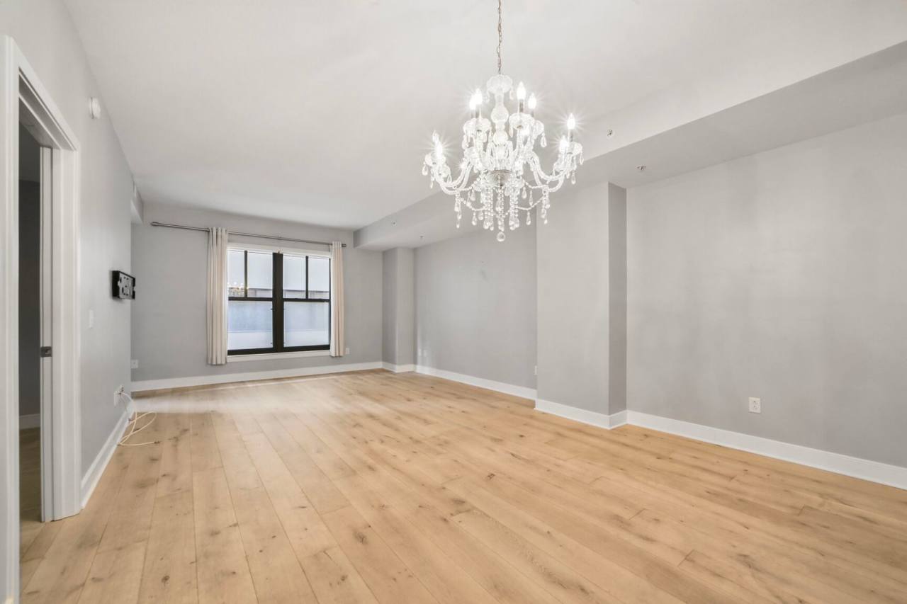 Available Now! High End 1 Bed/ 1 Bath in Amenity Rich Building