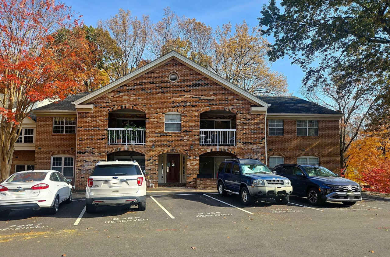 Bright and Cozy 1 Bed 1 Bath Condo In With Balcony In Vibrant Burke Cove