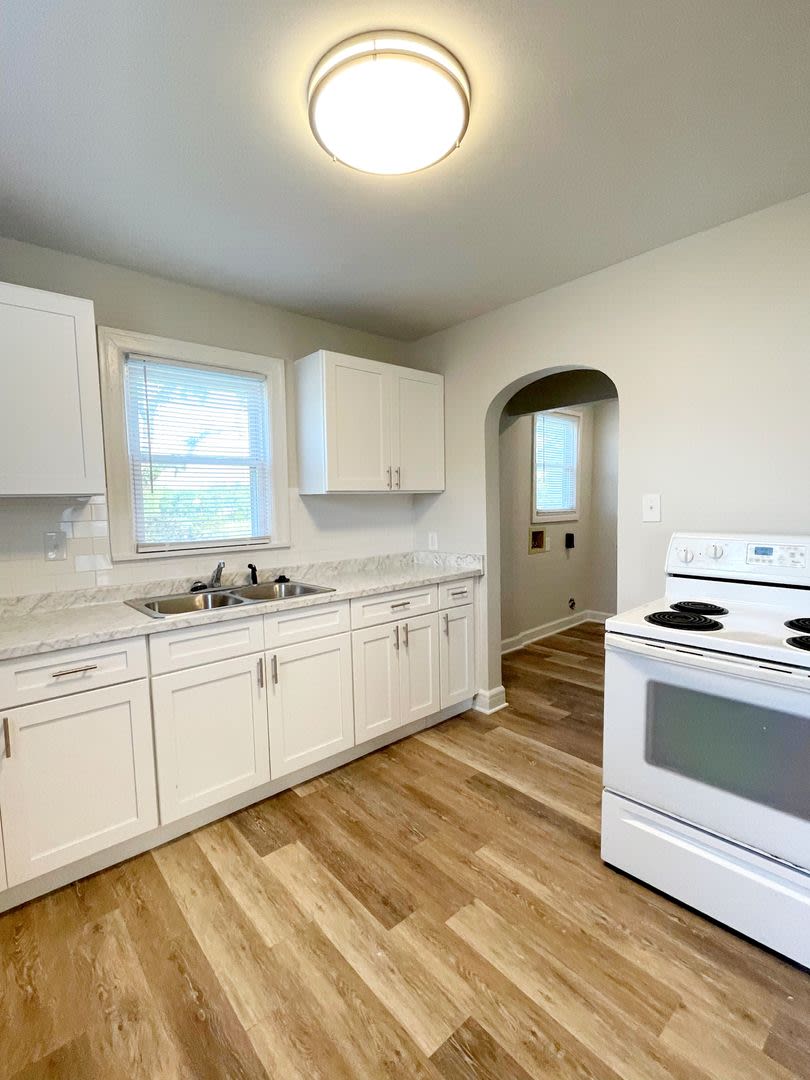 2 Living Area's  2 Car Garage - Near MSU, OTC W/ Silver Springs Park in Your Back Yard