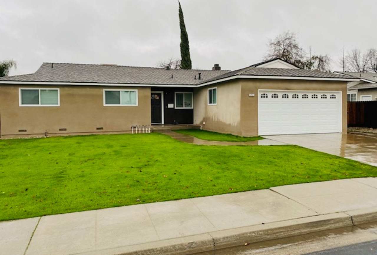 $2,295 Shaw  Fowler, 4 Bedroom Home - Rall Ave, Clovis