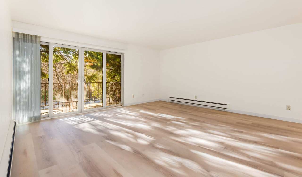 1 Bedroom 1 Bath Condo in Kirkland, new flooring plus great amenities!