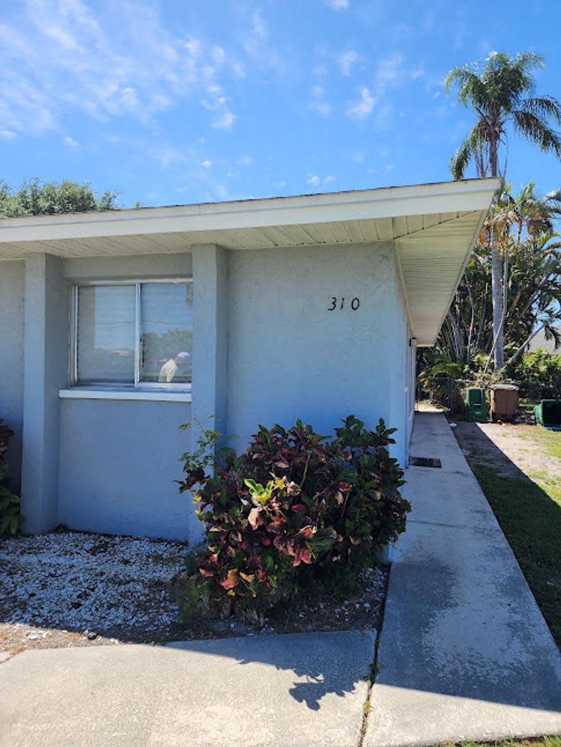 ***HOLIDAY SPECIAL NO RENT FOR DECEMBER*** - 2 Bedroom 2 Bath Home Fenced Backyard!! Cape Coral!