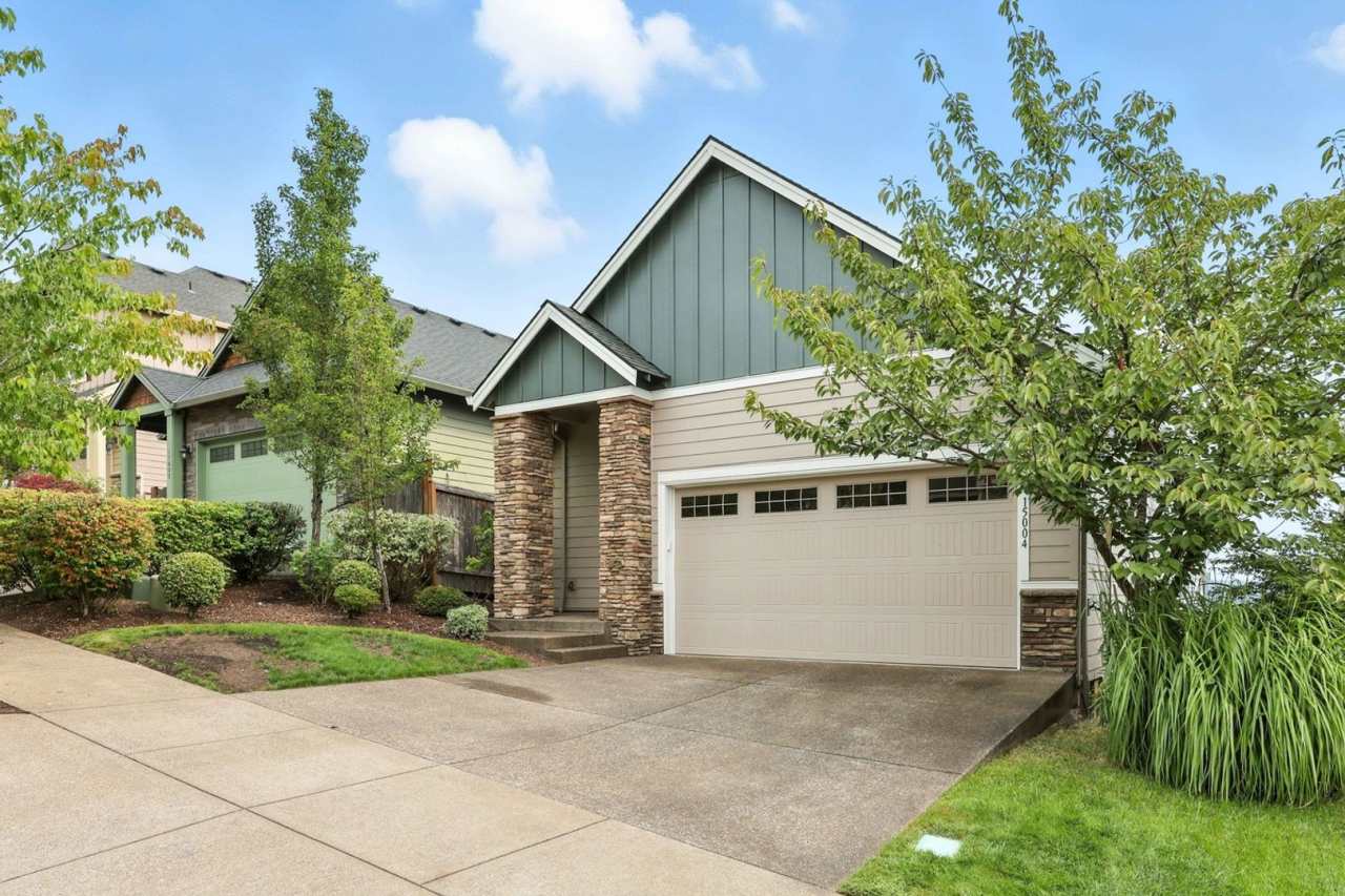 Charming Fully Furnished House on Hill with Mountain Views