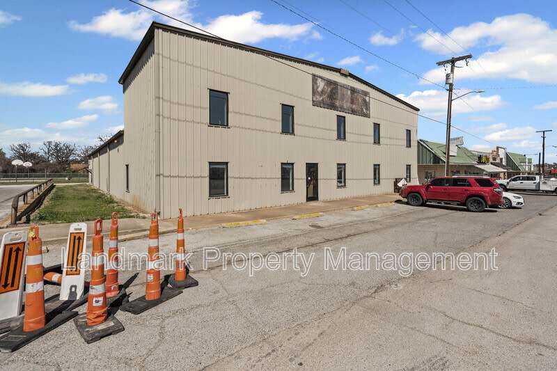 117 W Rock Island