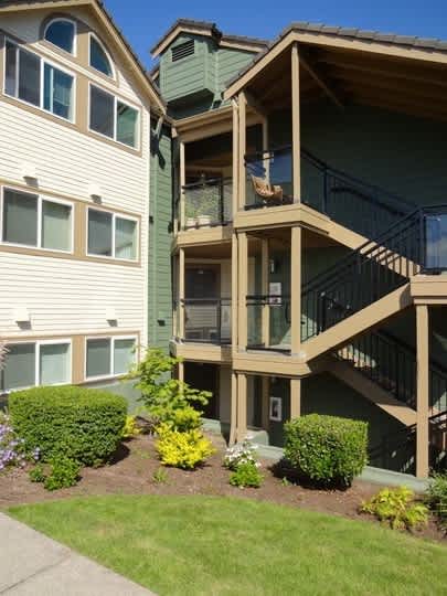 Gold Pointe condo! 2 Bed, 2 Bath Condo w/2 parking spaces, MOVE IN SPECIAL - Available NOW!