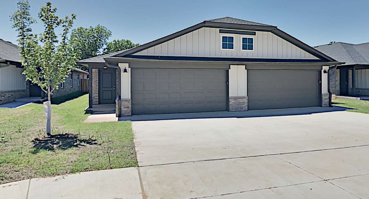 3 bedrooms 2 Bathroom 2 Car Garage Duplex with upgrades close to Broadway Extension, a short distance from Edmond and easy access to downtown OKC