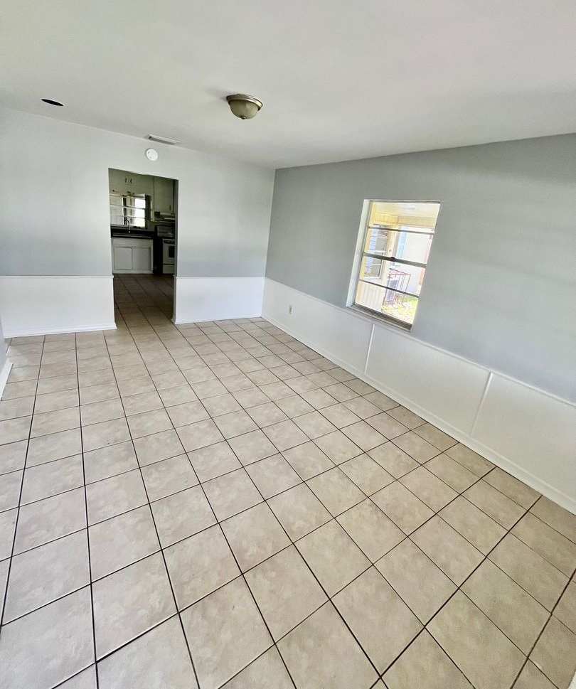 HUGE Lakeland 3BR/1BA w/Carport in Nice Residential Neighborhood!