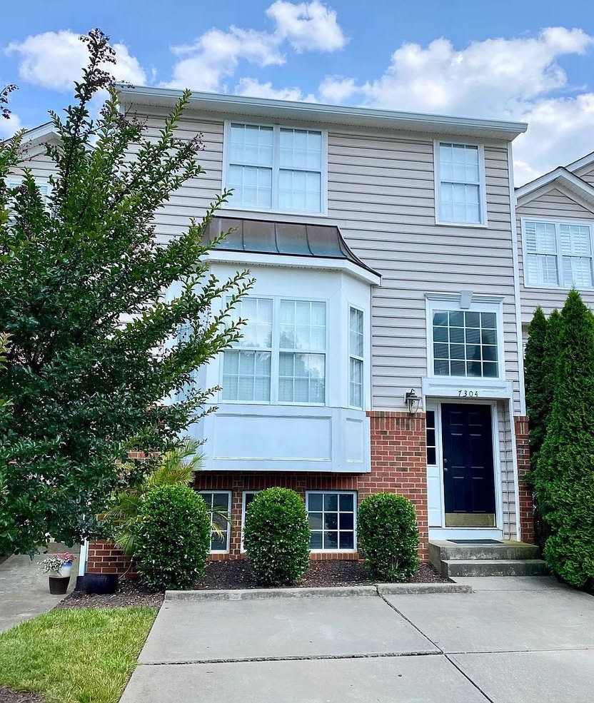 Room in 3 Bedroom Townhome at Doverton Dr