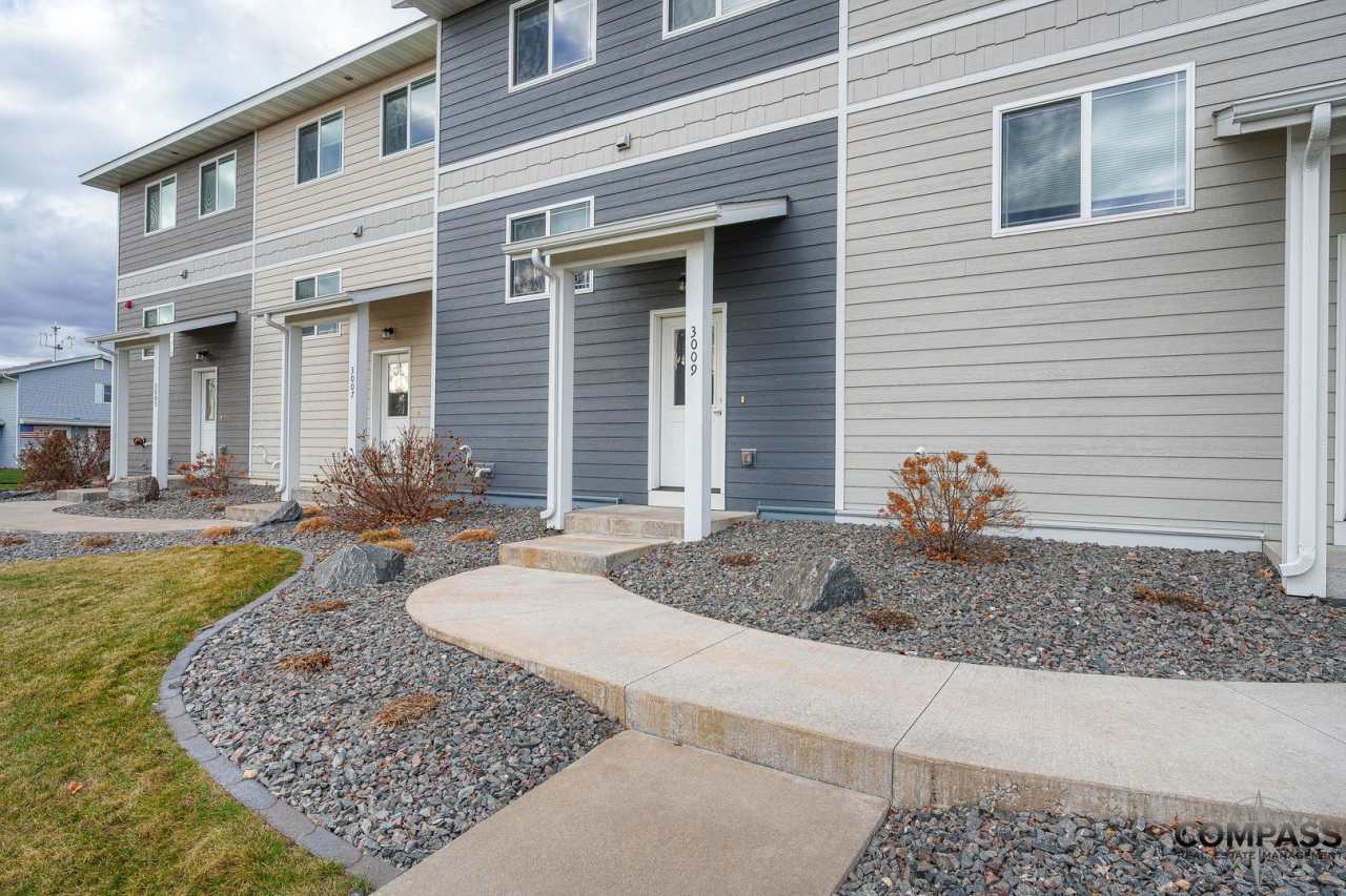 SPACIOUS AND MODERN TOWNHOME