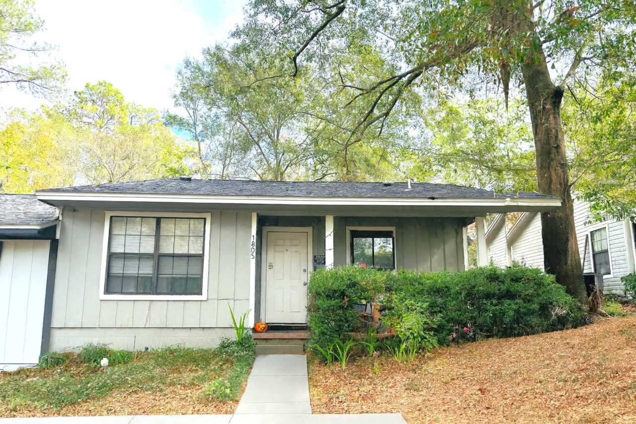 LOVELY 2/2 w/ Stainless Steel Appliances, No Carpet,  Large Privacy Fenced Yard! Mins from FSU/TCC! Avail February 1st for $1250/month!