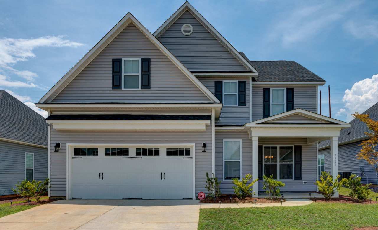 Luxurious 3 bedrooms 2.5 bath home in Northern Lights.