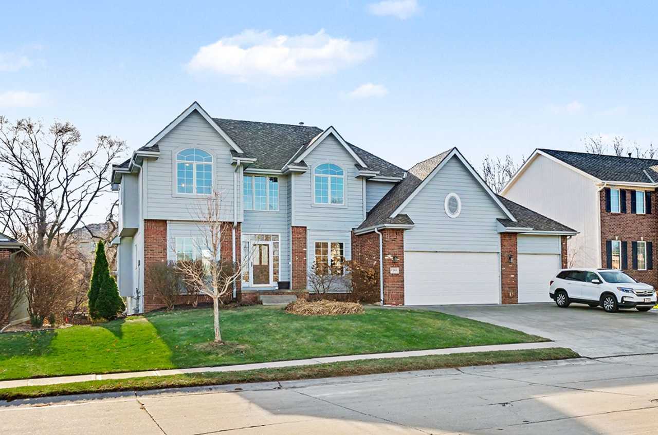 Spacious 4br/4.5 ba Home in Millard Mission Park Neighborhood. Huge Yard, 3 Car Garage