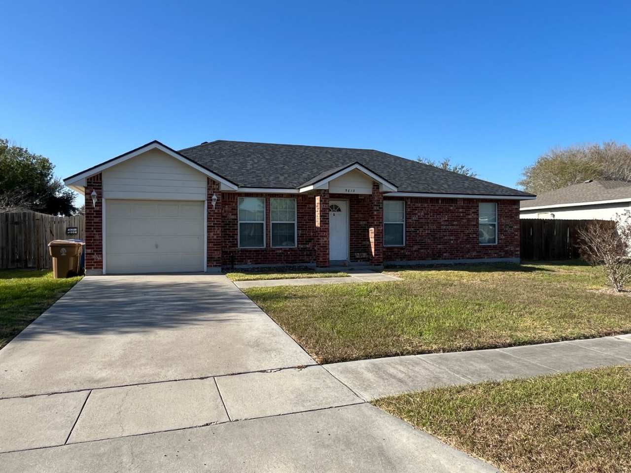 THREE BEDROOM QUICK COMMUTE TO CROSSTOWN SOUTH