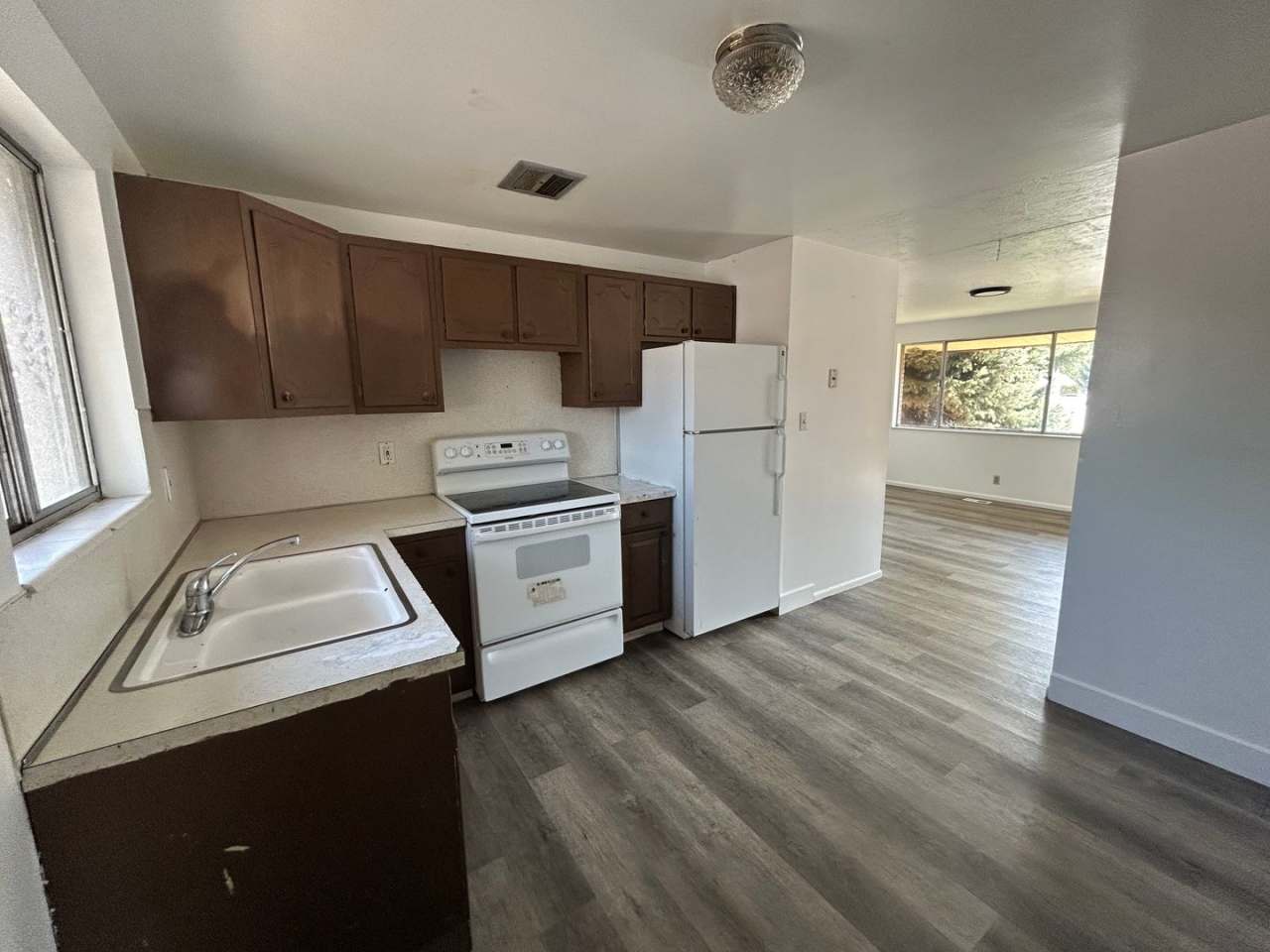 SIGNING BONUS 2 Bedroom Orem Apartment with NEW Washer and dryer in unit!! Year and a half contract length!