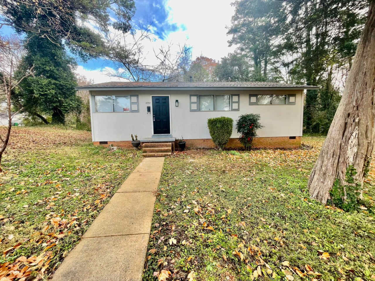 Introducing a charming 3 bedroom, 1 bathroom house located in the heart of Charlotte, NC.