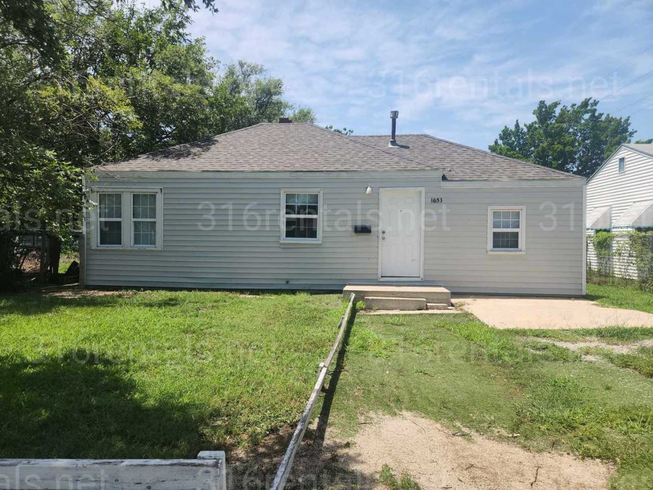 $899 - 3 bedroom / 1 bathroom - Single Family Home