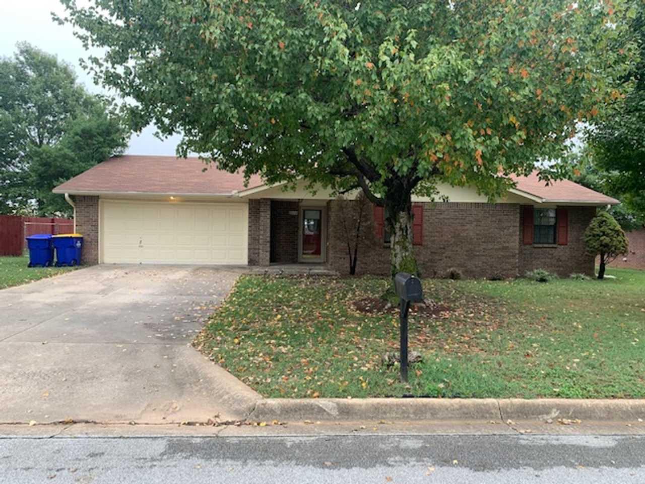 3 Bedroom 2 bathroom Home For Rent In Lowell!