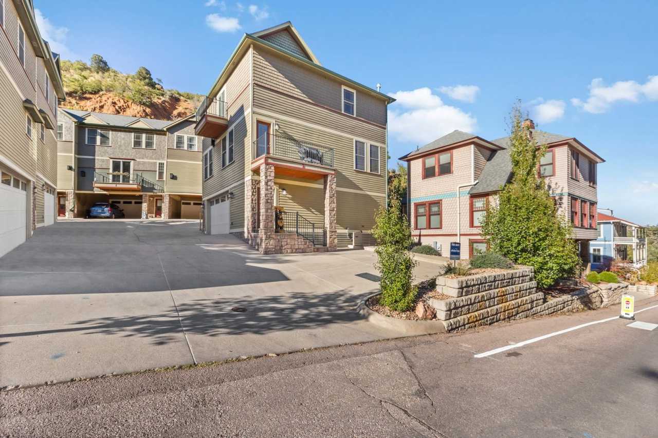 Stunning 4-Bedroom Townhome for Rent in Manitou Springs! – Available May 26, 2025!