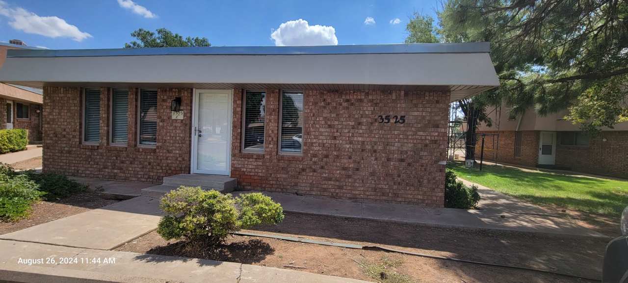 GROUND LEVEL UPDATED COLONIAL PARK CONDO
