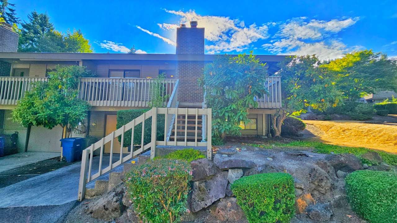 Modern Bellevue Townhome | Chef’s Kitchen, Dual Fireplaces  Private Patio