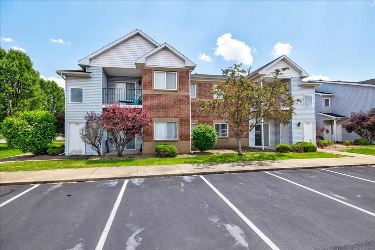 **Swimming Pool*****1 Bed 1 Bath******Cross Pointe Business Park*****LAKE VIEW AVAILABLE