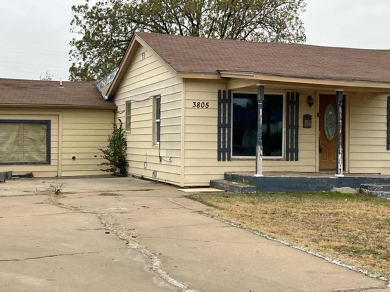 1/2 off 1st months Rent 3 or 4 Bedroom 1 Bath