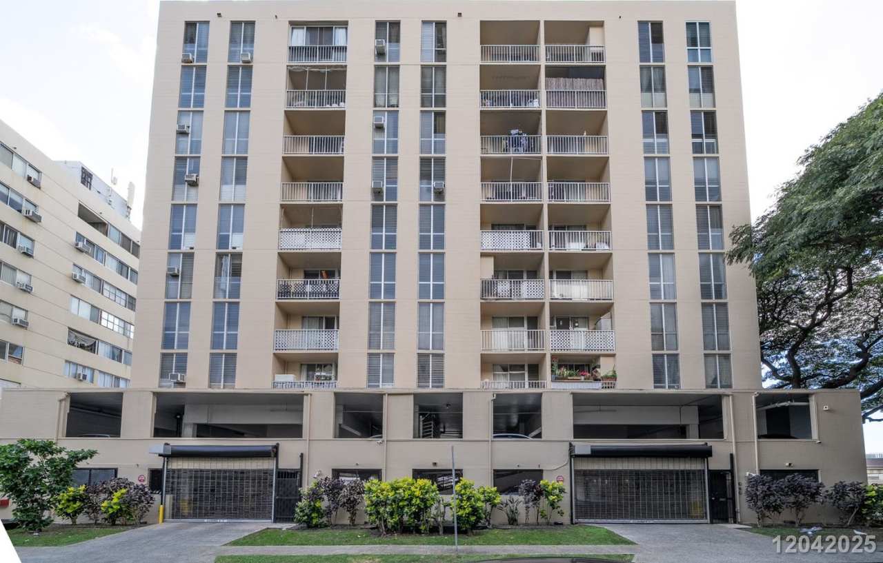 Urban Living in the Heart of Honolulu – Spacious 2 Bed, 1 Bath