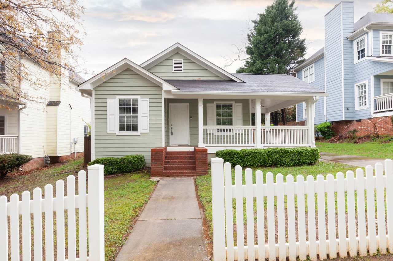 3bd/2ba Home in Summerhill w/ Deck and Fully Fenced Backyard!