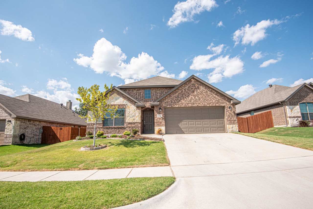 FOR LEASE! ASK ABOUT OUR 1/2 PRICE SECURITY DEPOSIT MOVE-IN SPECIAL! Beautiful Brick Home in The Heights of Weatherford. Open Floor Plan. Granite Counter Tops. GREAT Location!