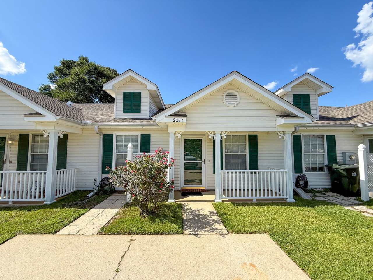 2 bedroom 2 bath townhouse with community pool for rent!