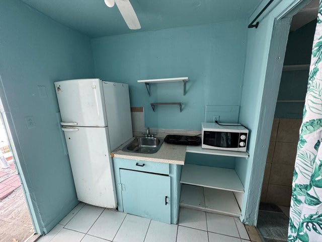 915 Forest Hill Blvd