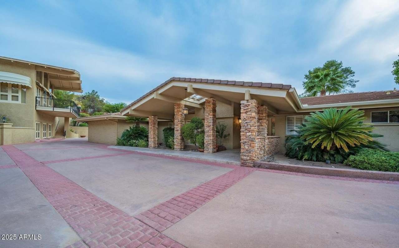 3500 E LINCOLN Drive